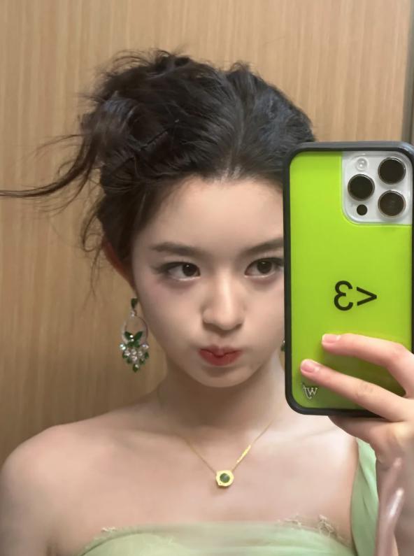 05后女演员戴230万耳环引热议	，其父是公务员？女方公司发声明  第2张